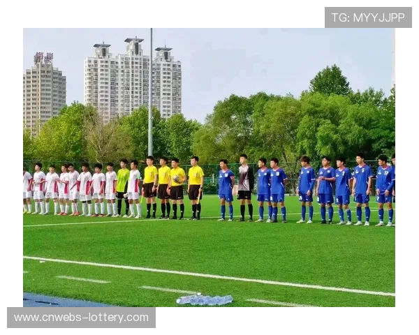 河南战队寒夜热血胜极光，业余足球赛事氛围热烈