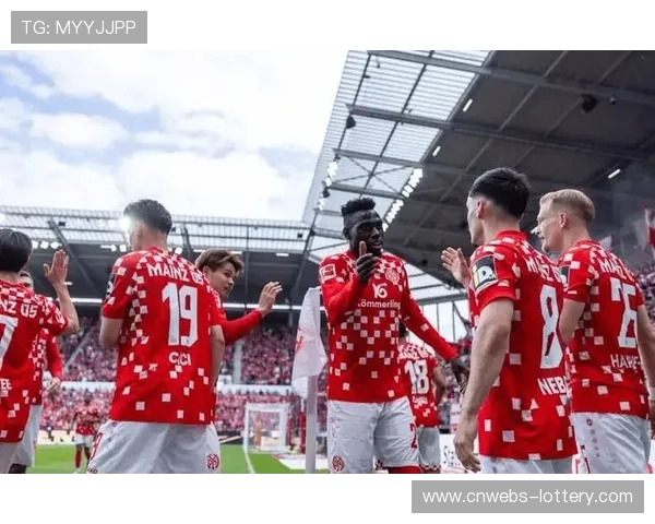美因茨保级关键战主场抢分成功,球迷欢呼声响彻球场 美因茨保级关键战主场抢分成功,球迷欢呼声响彻球场